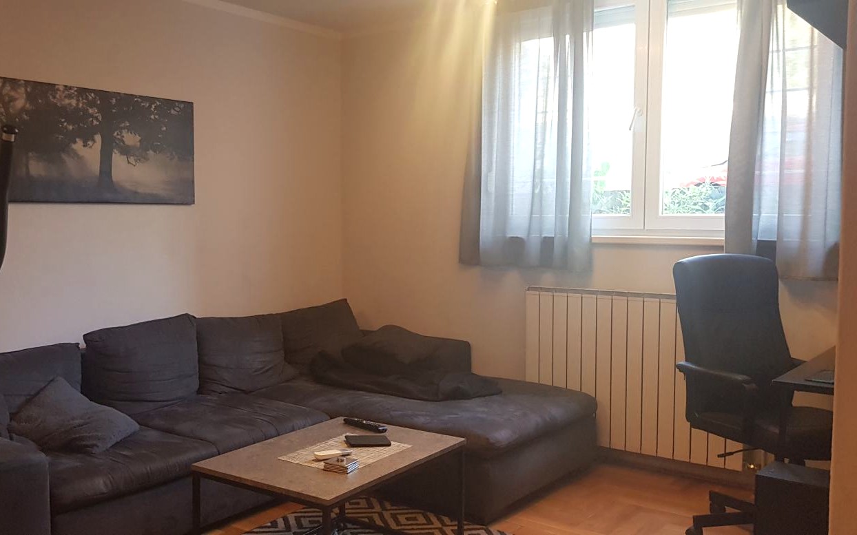 siva komoda s prozorom stana za prodaju